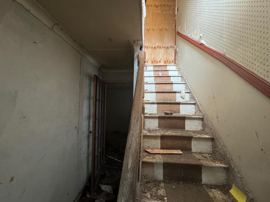 Lot: 158 - THREE-BEDROOM DETACHED HOUSE FOR TOTAL REFURBISHMENT - Stairs